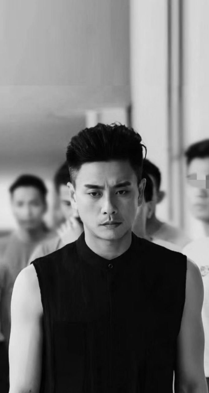 43岁黄宗泽现身马来西亚街头,与朋友欢聚烧烤,风采依旧,痞帅不减当年.