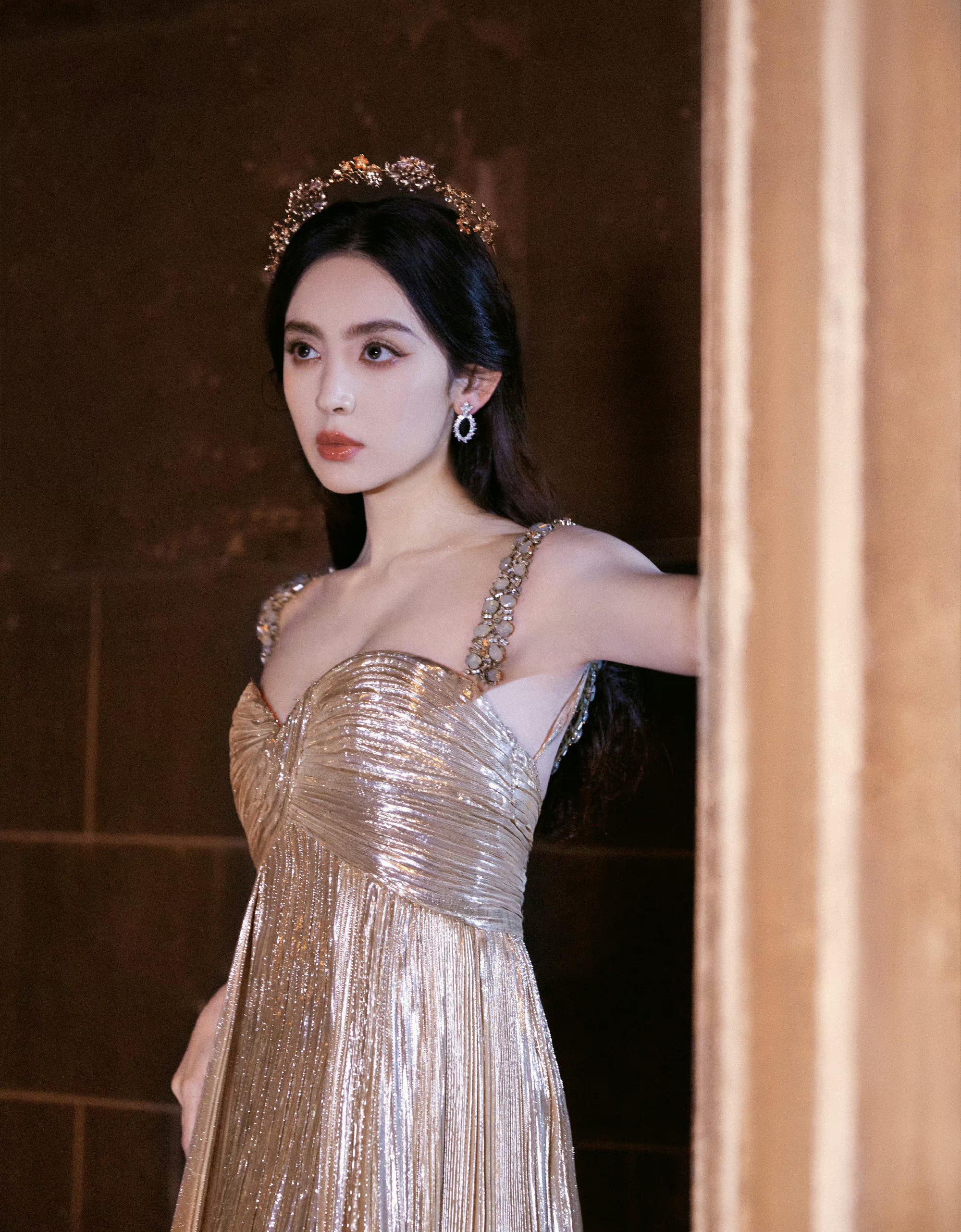 古力娜扎,鎏金色吊带抹胸裙,典雅高贵,美丽迷人!