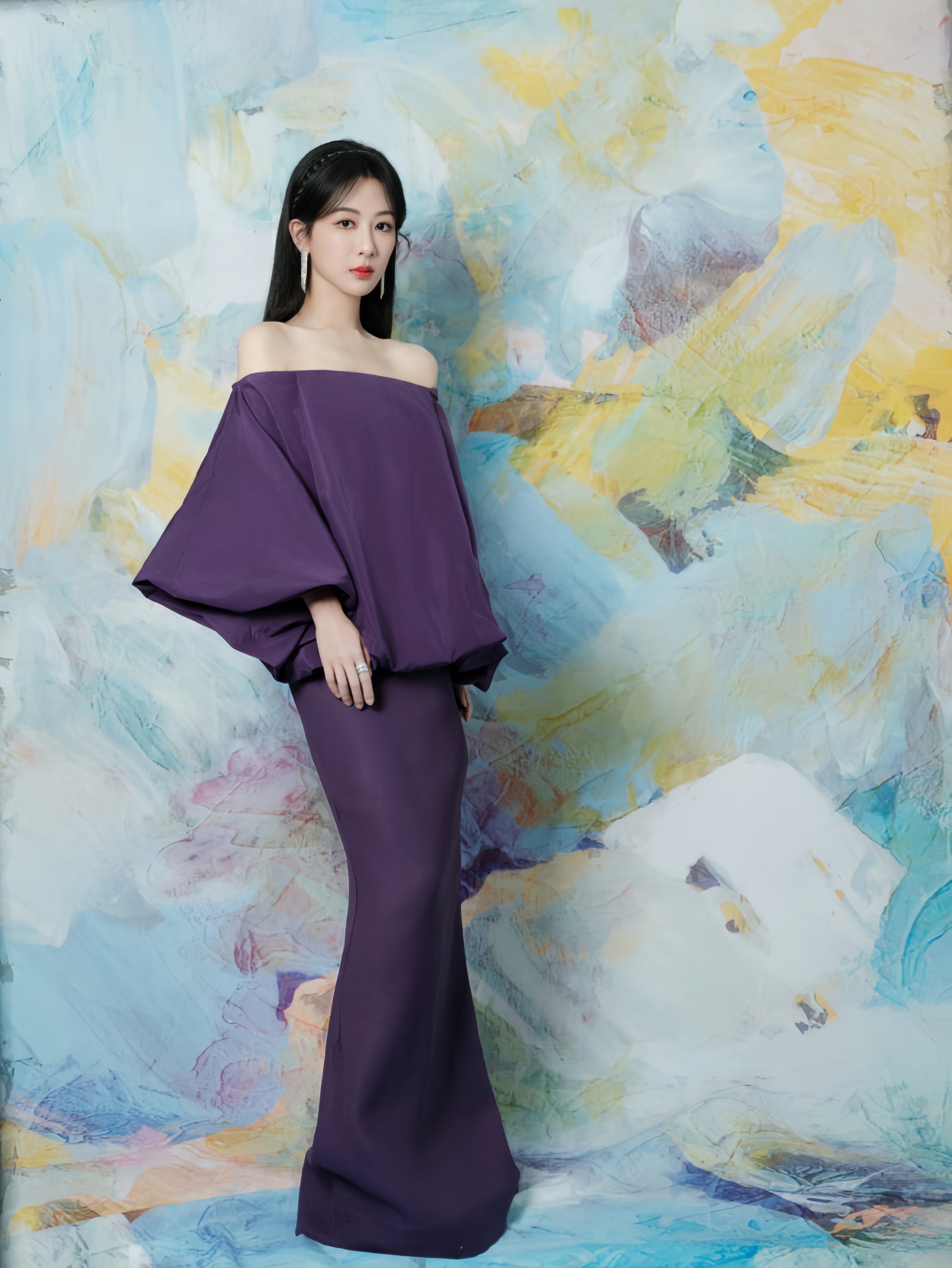 杨紫紫色浪漫:一字领修身礼服,包臀设计勾勒曼妙身姿,鱼尾裙摆摇曳生