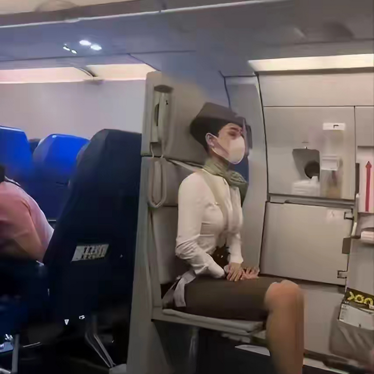 杭州空姐坐姿火了,惊艳众人,引发网友惊呼:这腿长逆天了!