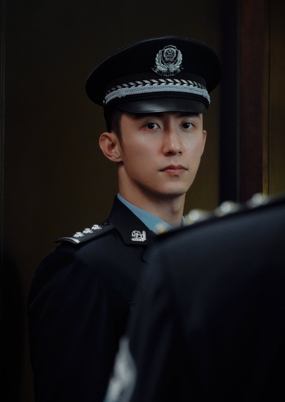 在黄景瑜的相关评论区,我已经捡到了很多本小说了,都很好代.