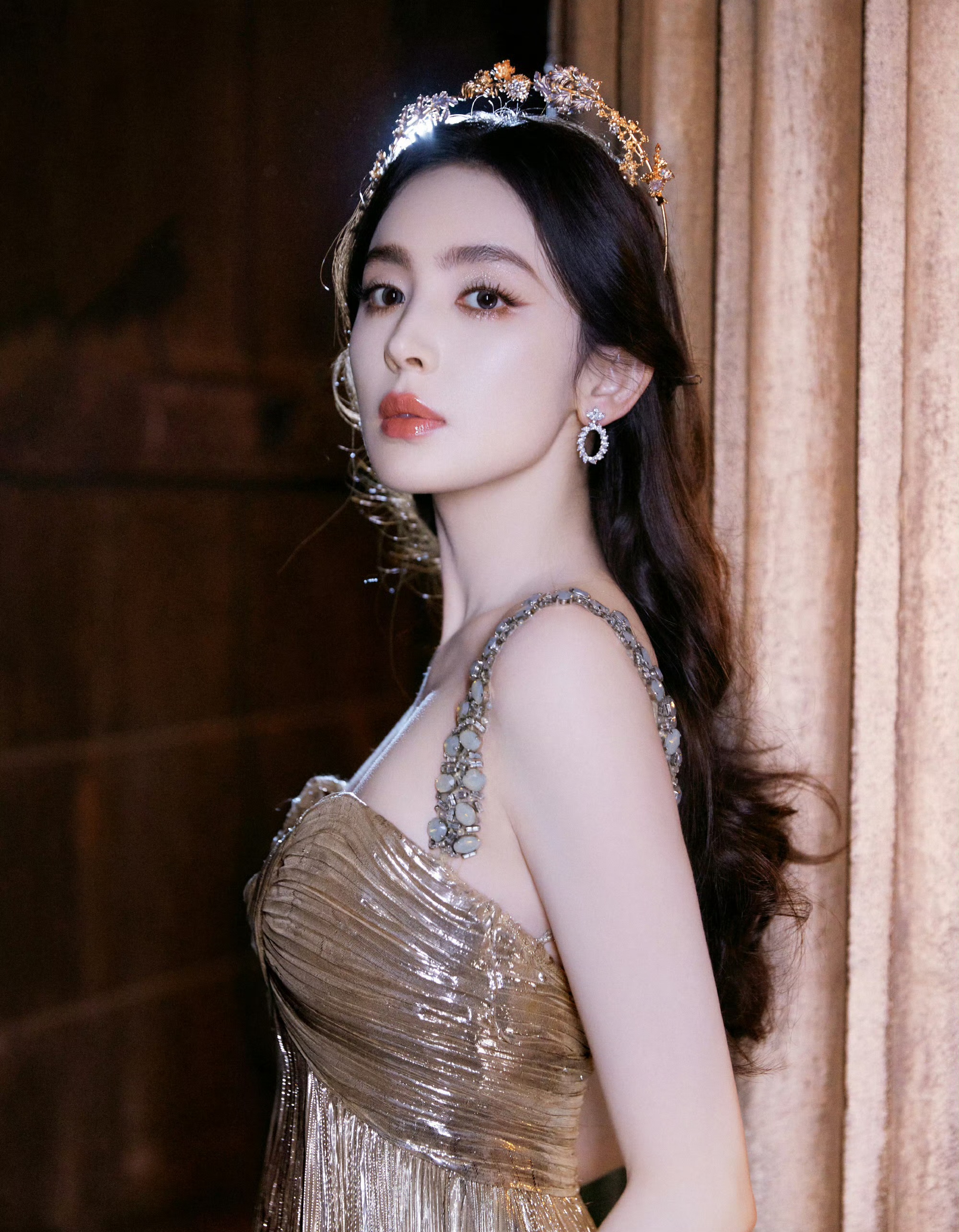 古力娜扎,鎏金色吊带抹胸裙,典雅高贵,美丽迷人!