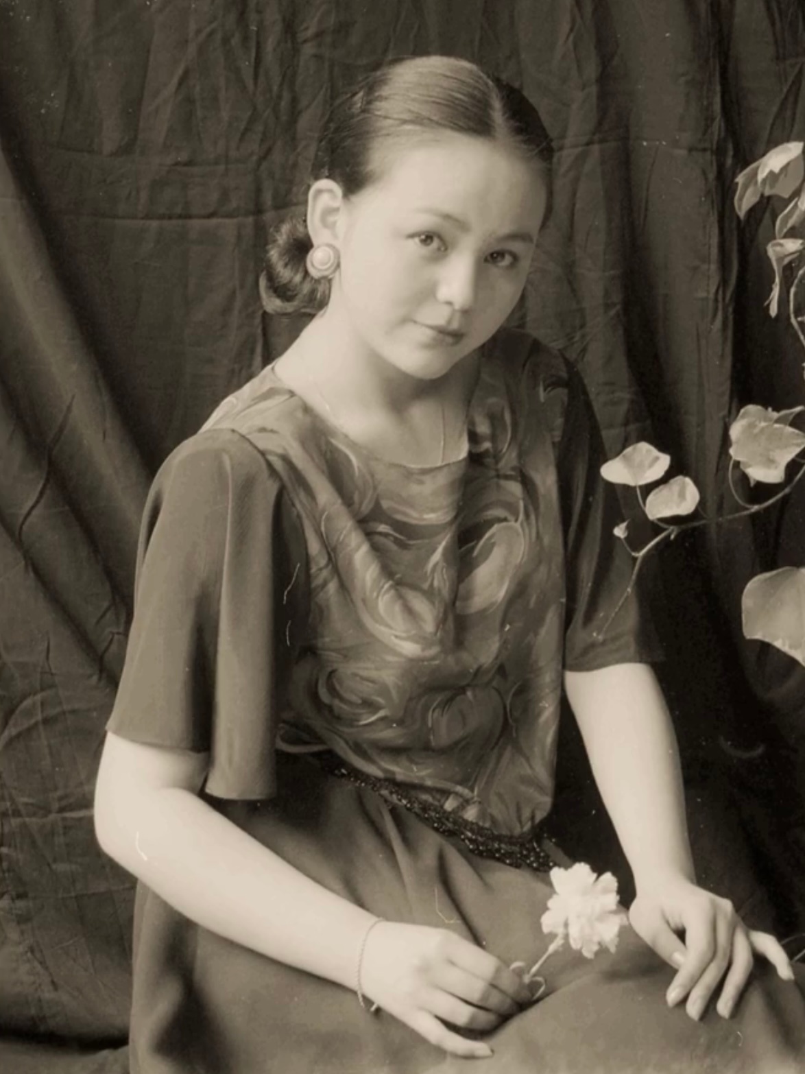 照像油画美人 一直以来王琳塑造的雪姨和顾源母亲等角色给人强势之感