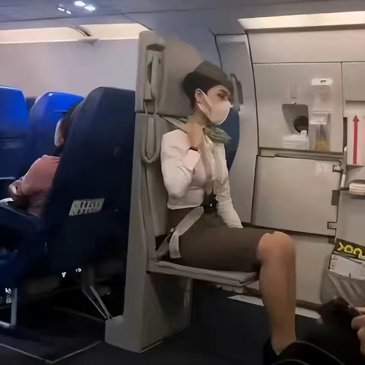 杭州空姐坐姿火了,惊艳众人,引发网友惊呼:这腿长逆天了!