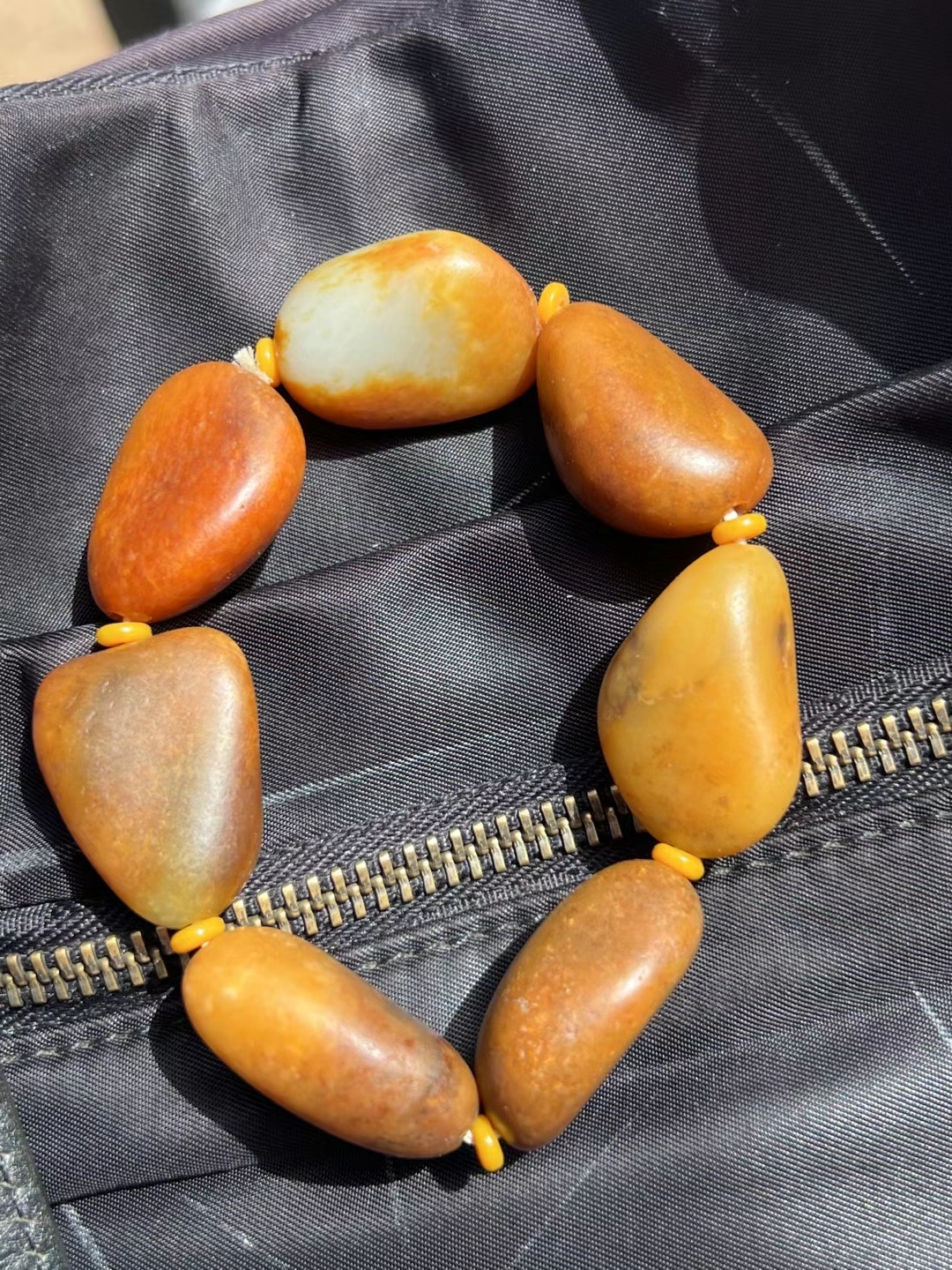 甄玉坊:一串满红皮和田玉籽料原石手串 每一块和田玉籽料原石均为天然