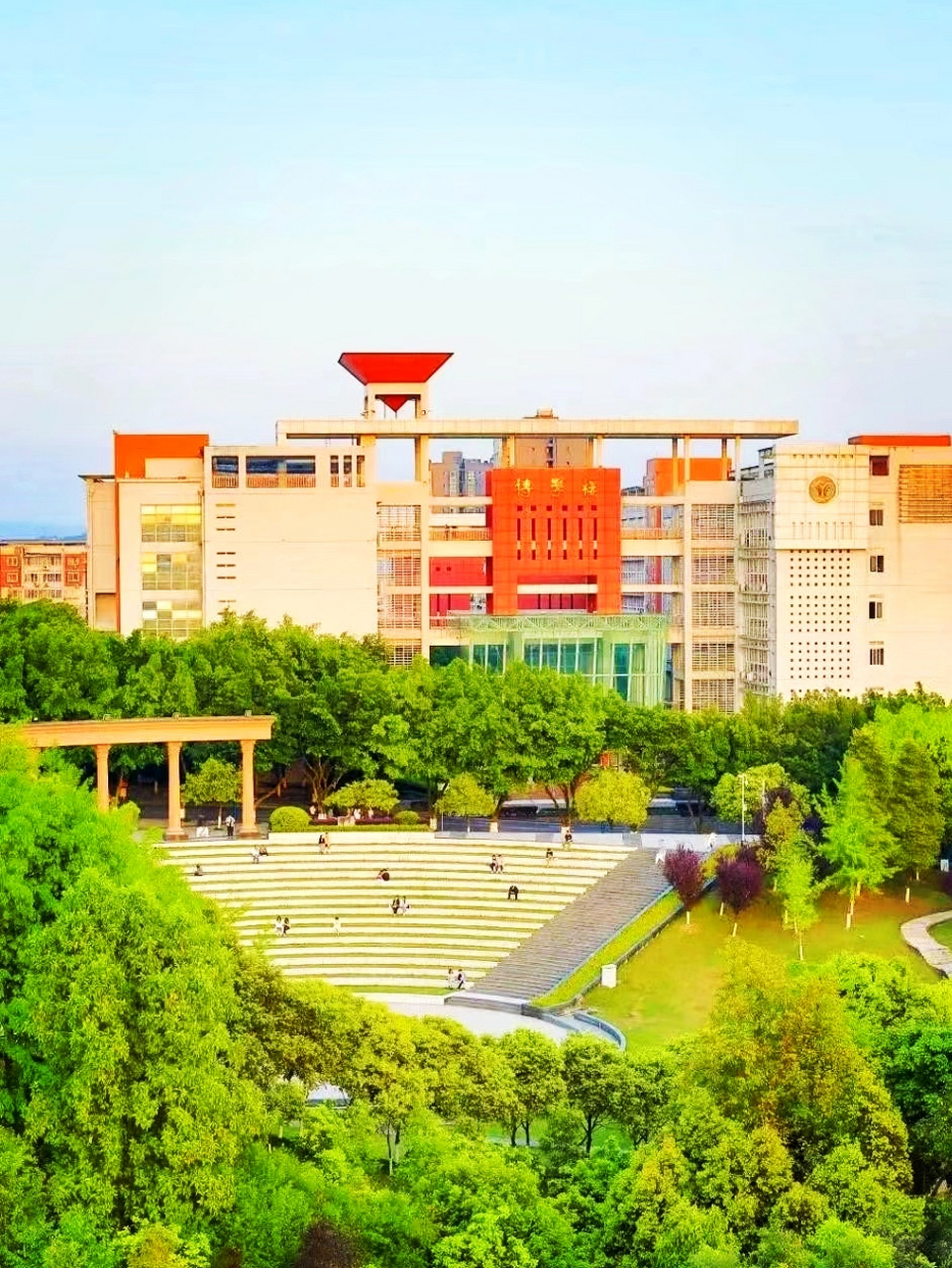 西南政法大学,咱们就来扒一扒这所法学殿堂的门槛,看看你得迈多大的