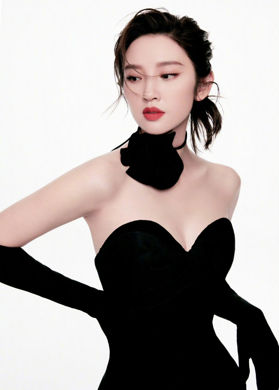 唐艺昕,黑色抹胸裙搭配长袖手套,s曲线好身材,性感迷人!