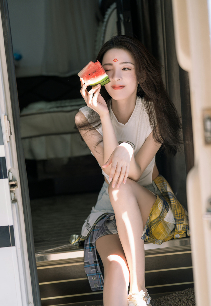 陈瑶,白色无袖露腰上衣搭配格子短裙,吃片西瓜都好看!