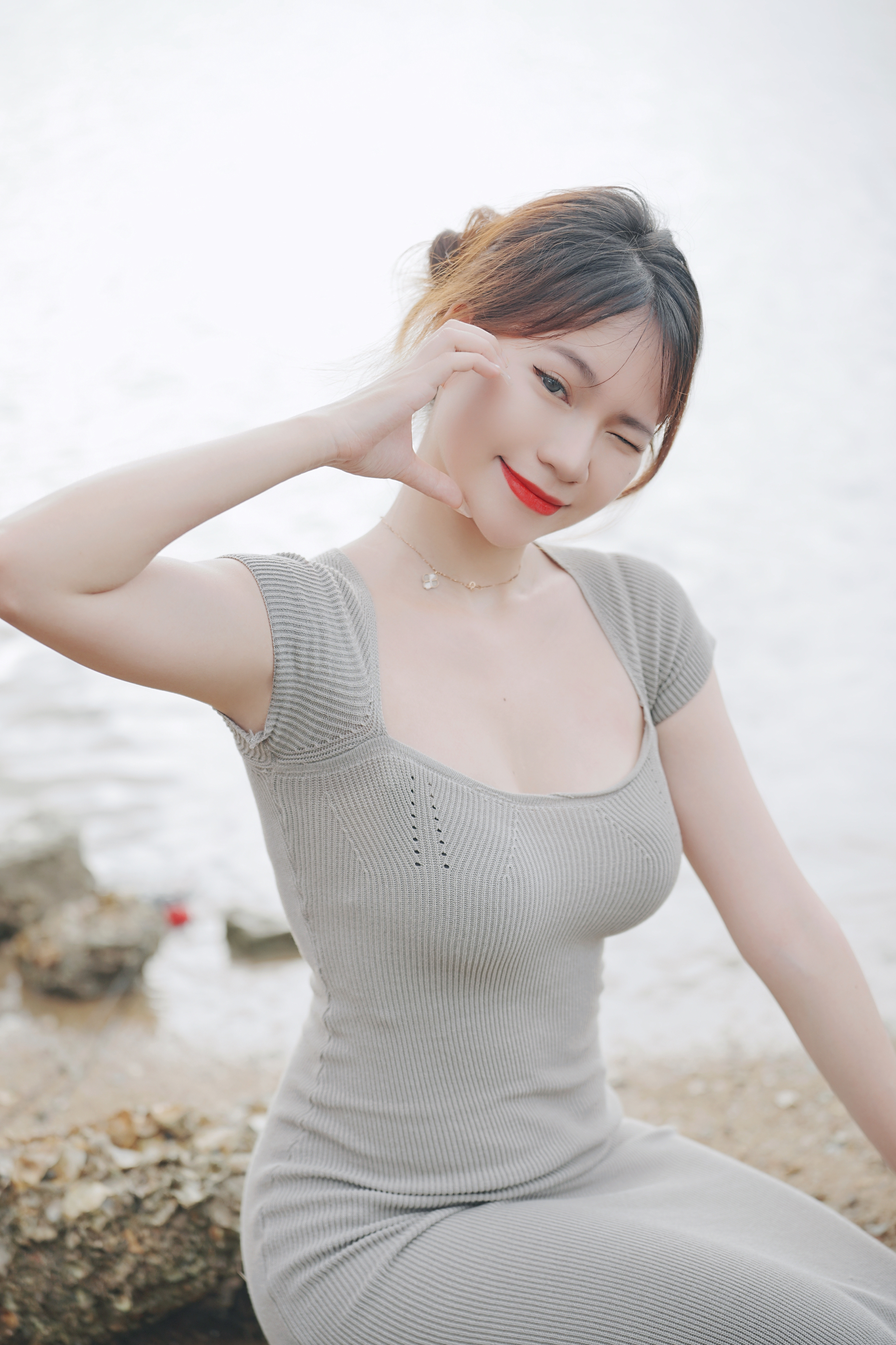 "这句话一直在我的脑海中回荡着,像一根刺一样插美女的胸怀丰胸的美女