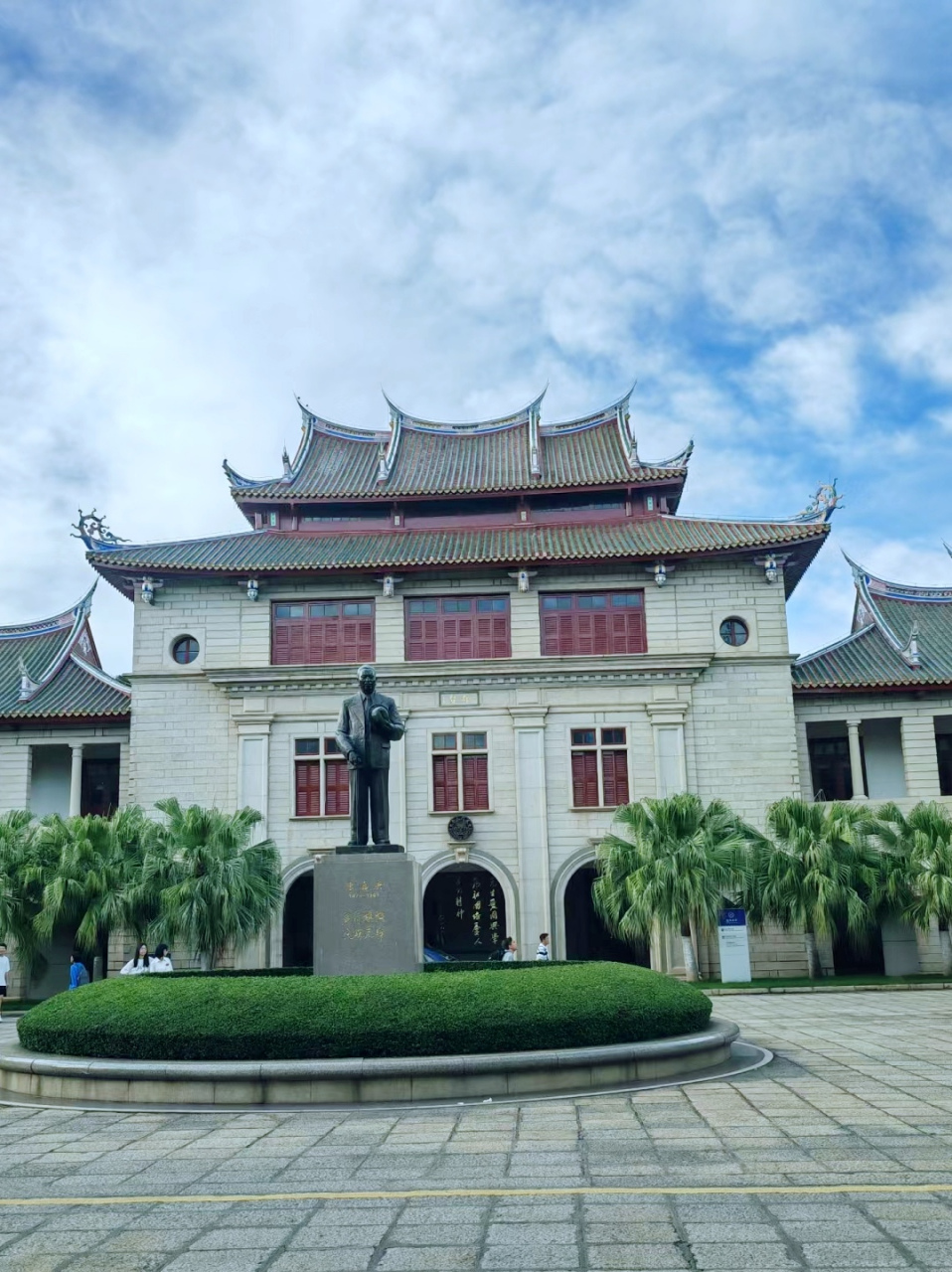 "  厦门大学,那可是历史悠久,名声在外,福建省的骄傲,全国都响当当!