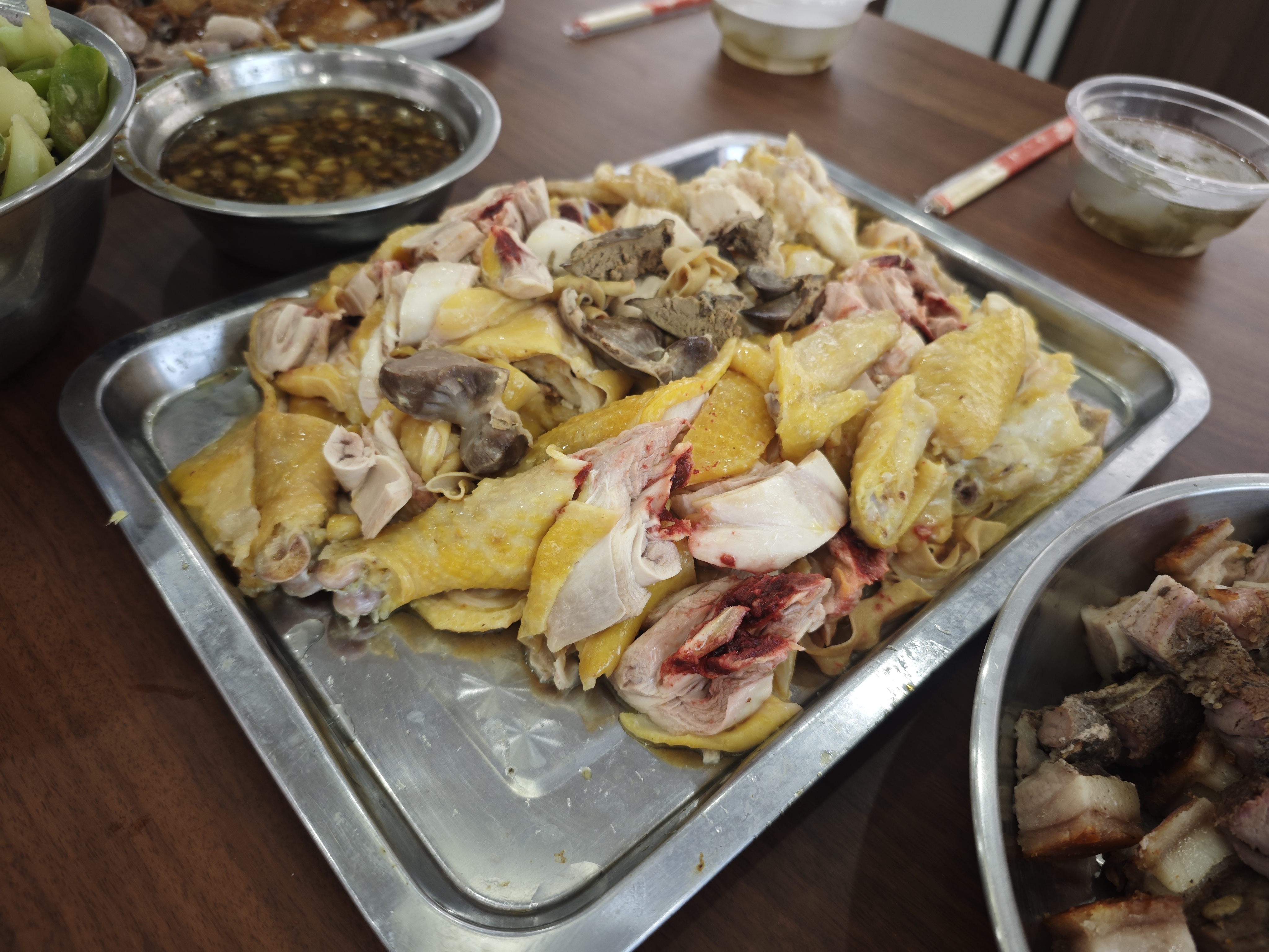 看看,这才是广东白切鸡的正宗做法,骨头还是带着血,这样浸出来的鸡才