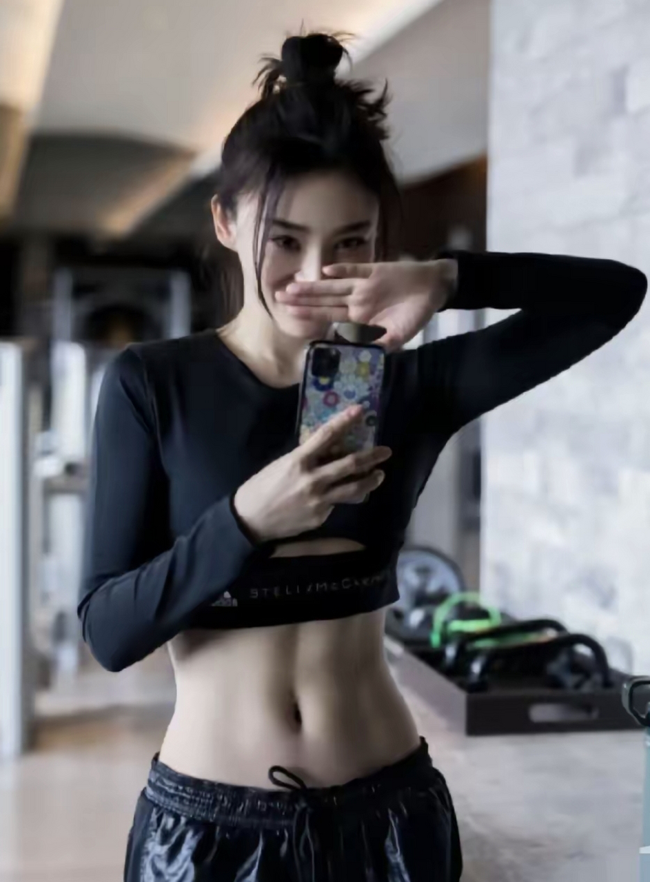 张天爱瑜伽健身服,没有一丝赘肉,果然好身材都是练出来的!