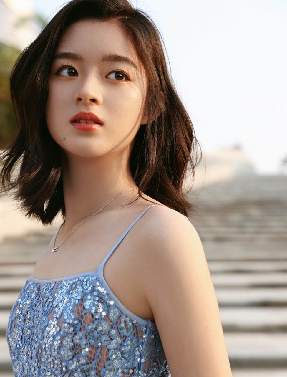 黄杨钿甜晶亮亮的水蓝色礼服,明艳细腻