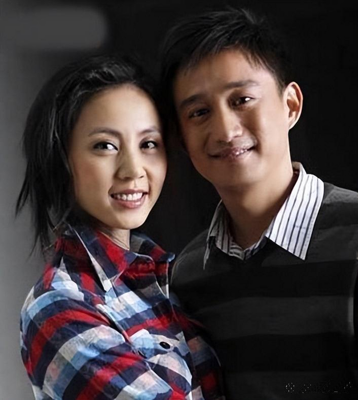 黄磊与孙莉,算是圈内模范夫妻吧!一直恩爱有加,幸福之家.