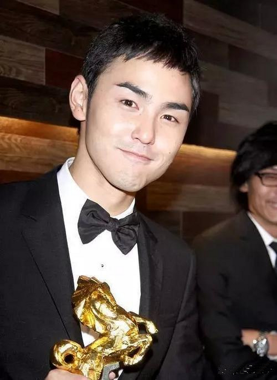 1980年出生的谢霆锋凭借《线人》获得金像奖.