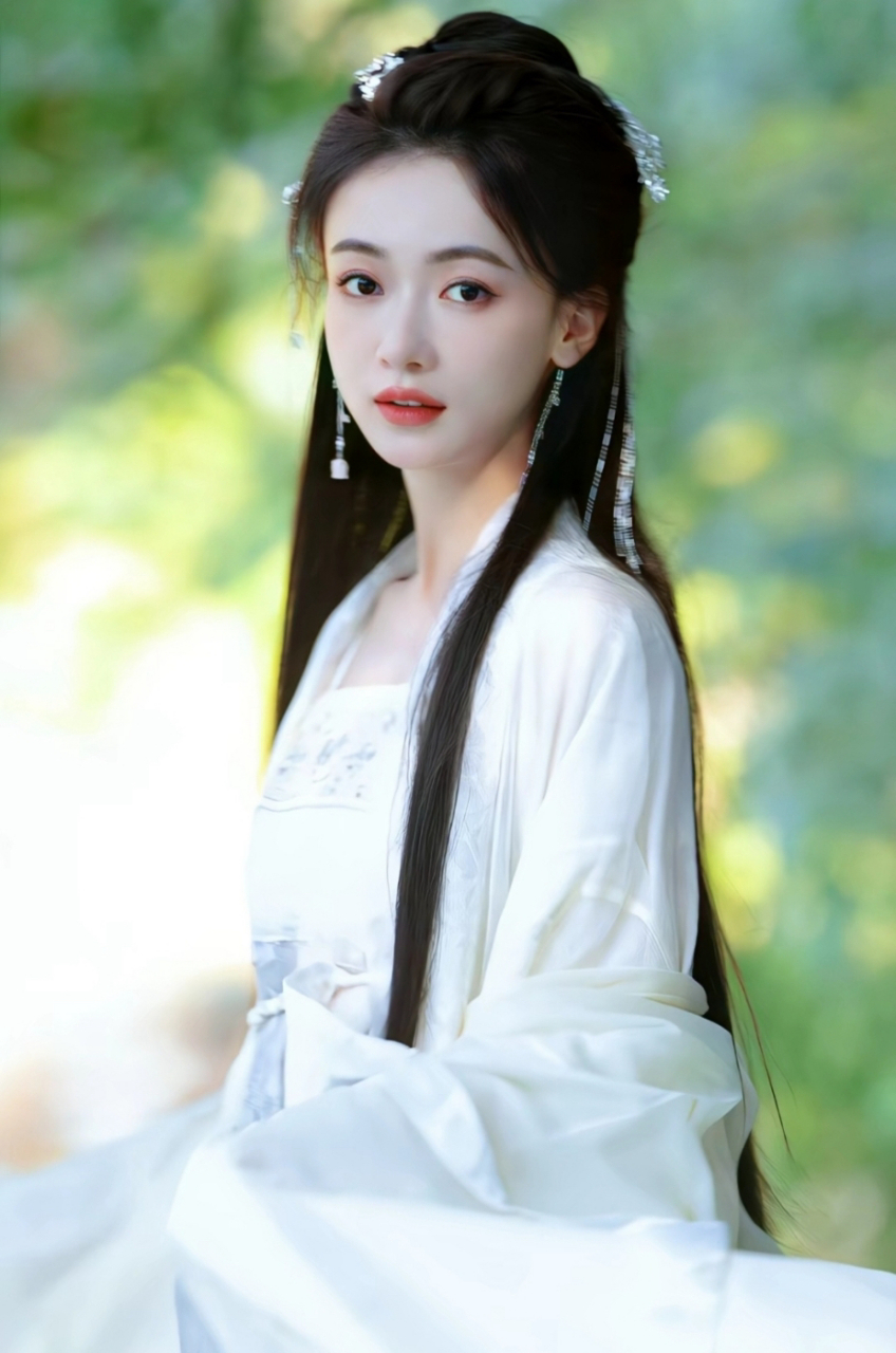 吴谨言还是蛮耐看的尤其是最近主演的电视剧《墨雨云间》推荐各位小
