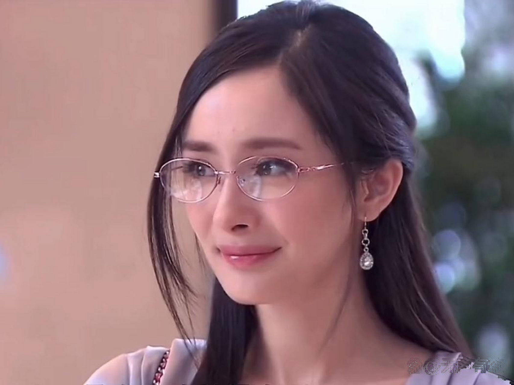 杨幂在《盛夏晚晴天》中饰演的夏晚晴,经历了友情和爱情的双重背叛