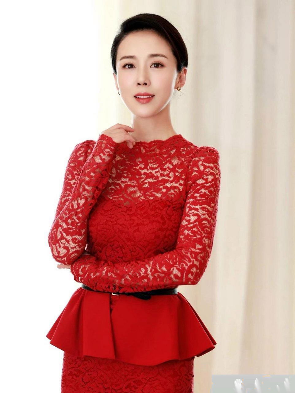 嫦娥姐姐颜丹晨,身上有种知性美,让人过目难忘.