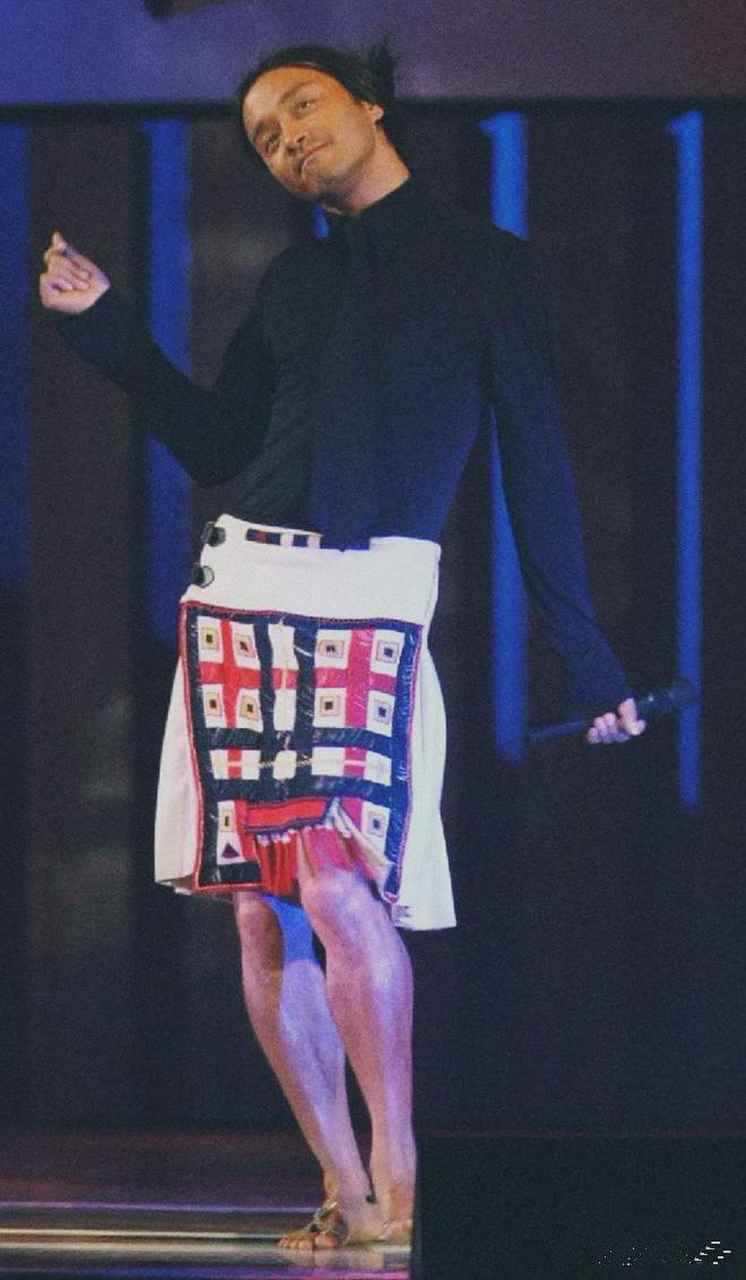 张国荣在他的演唱会上穿裙子,动作显得很妖娆,当时觉得奇葩,太前卫了!