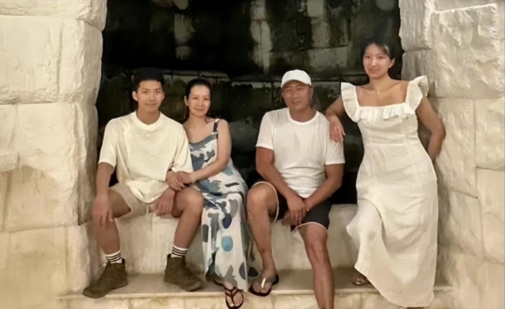 胡军一家四口的合影,女儿像爸爸,儿子像妈妈.