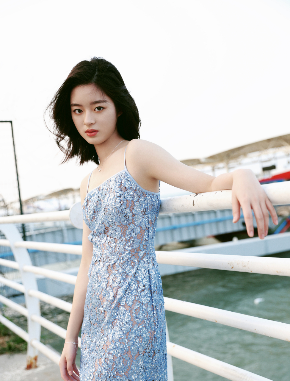 黄杨钿甜晶亮亮的水蓝色礼服,明艳细腻