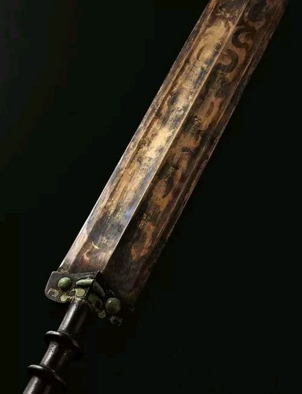 1955年,苏州市园林局把虎丘剑池的水抽干,清理完淤泥后,在池底发现了