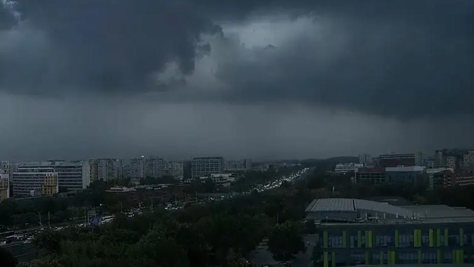 实拍北京暴雨:天空乌云浓密一秒入夜