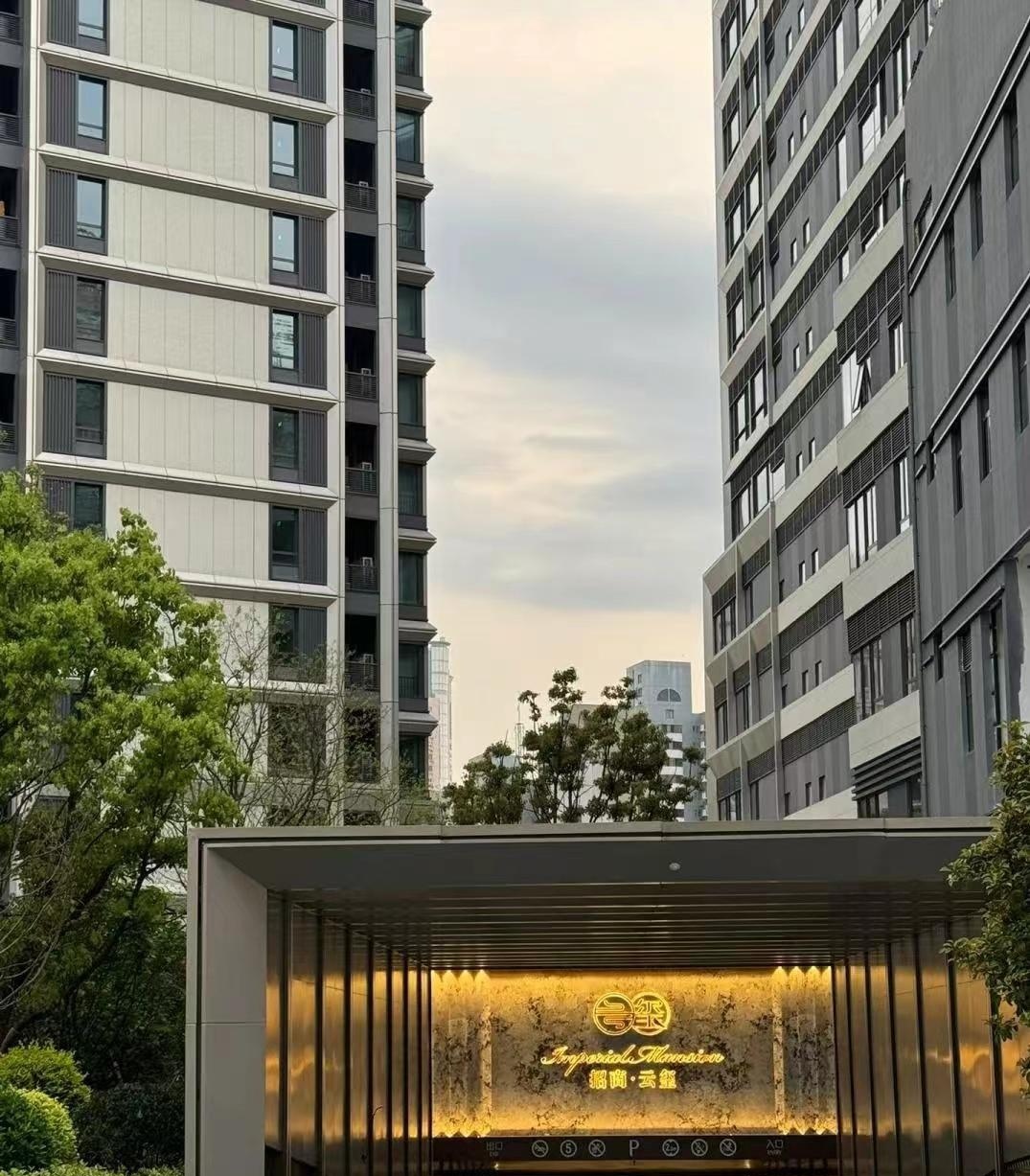 别人都在卖房,他却一个劲买房!他直言,只要挣钱就买,一次性付清