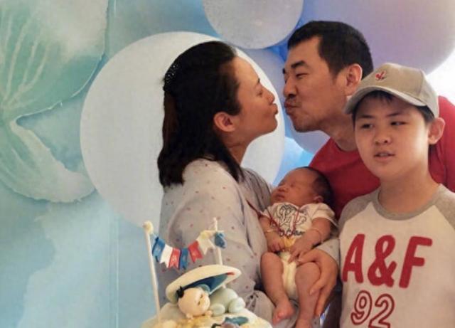 王海地:是蒋勤勤的前男友,娶圈外妻子生一子,儿子是他的骄傲