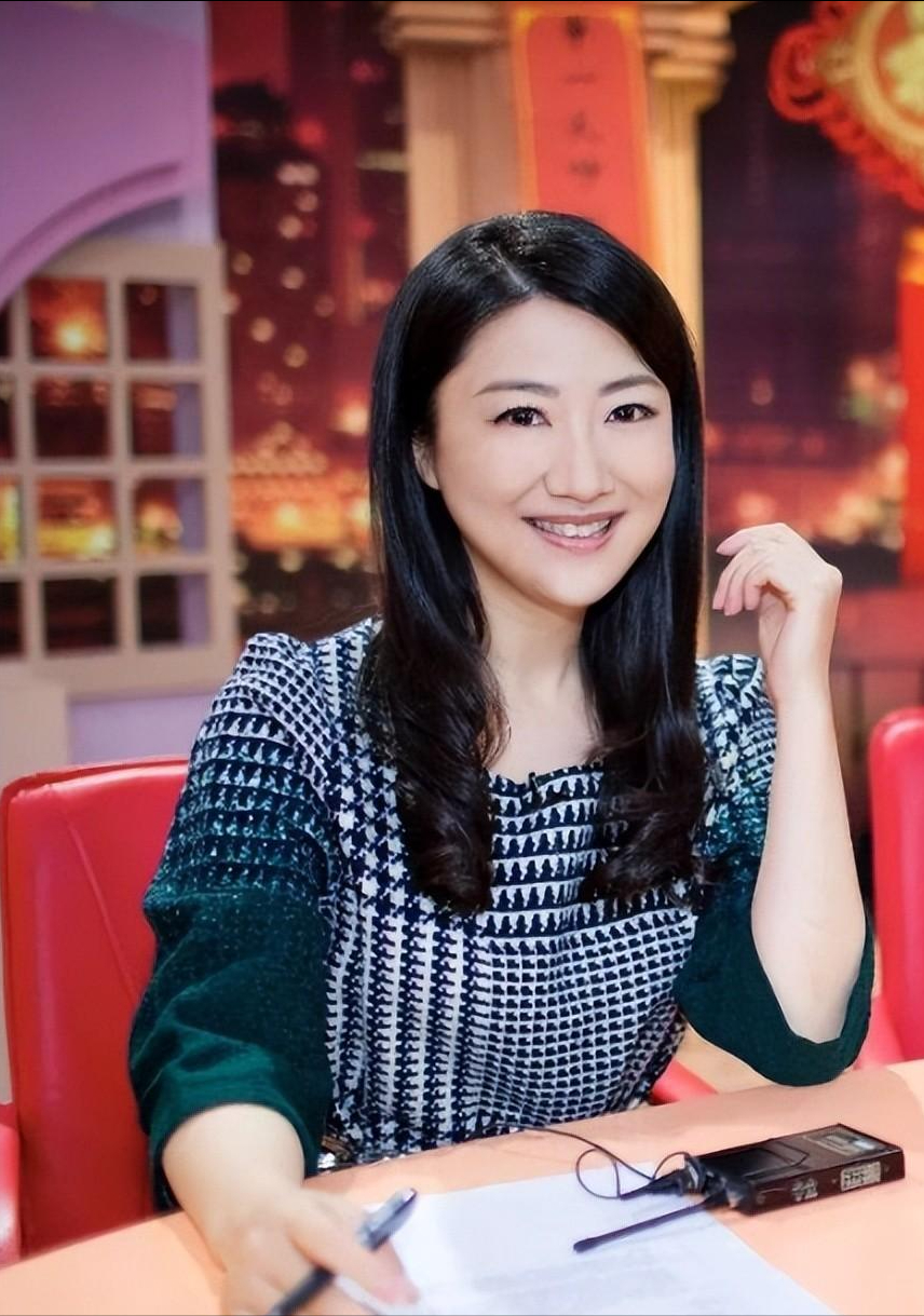 上海杨蕾主持人图片