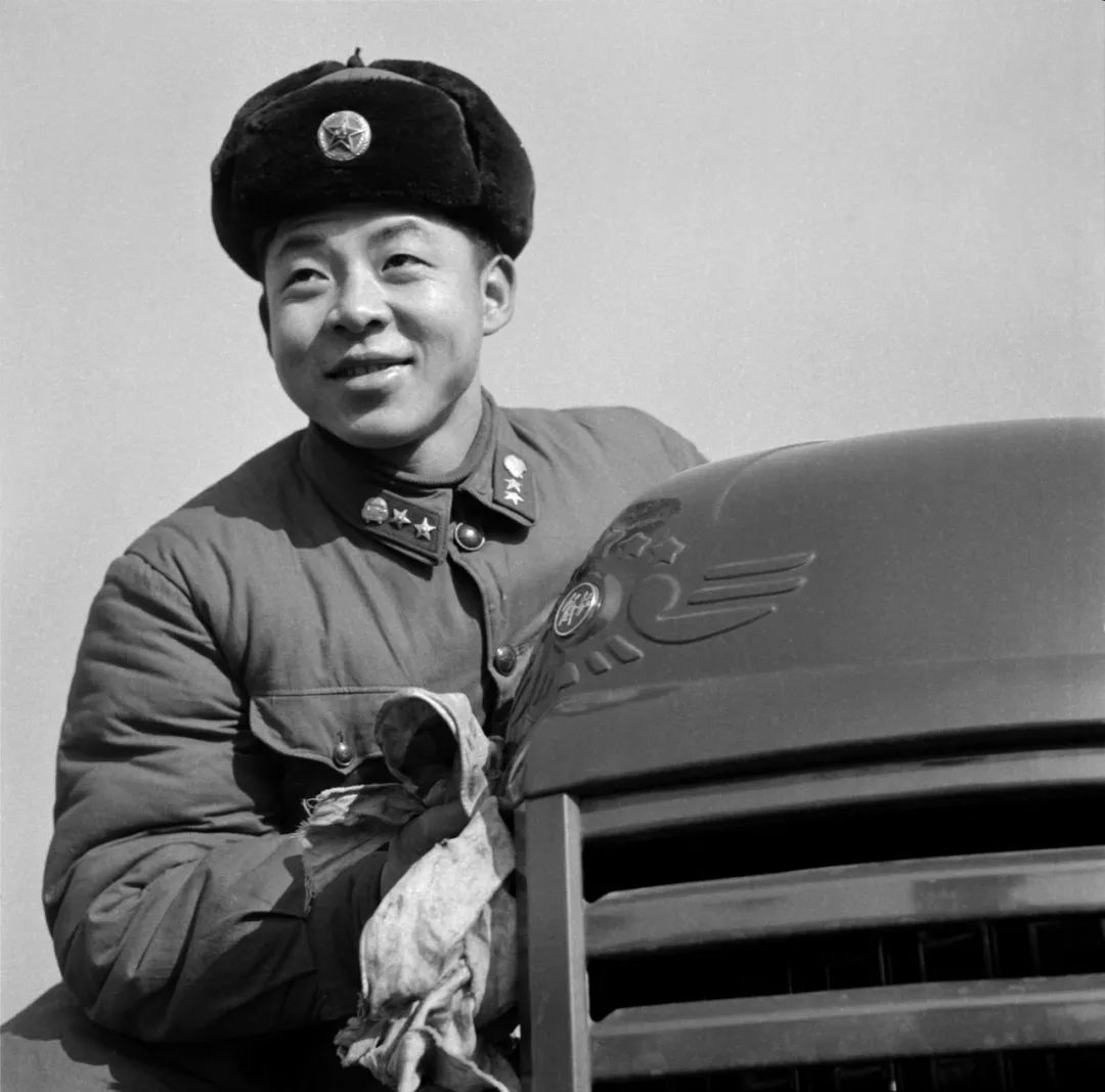 追寻先烈足迹辽宁在行动#  1960年12月,雷锋在"解放牌"汽车前的肖像.