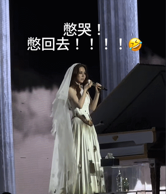 邓紫棋一边下蹲,一边解释:"我喝一口水