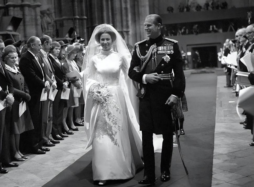 1973年安妮公主出嫁,52岁父亲挽着她出场,毫不费力抢了新郎风头