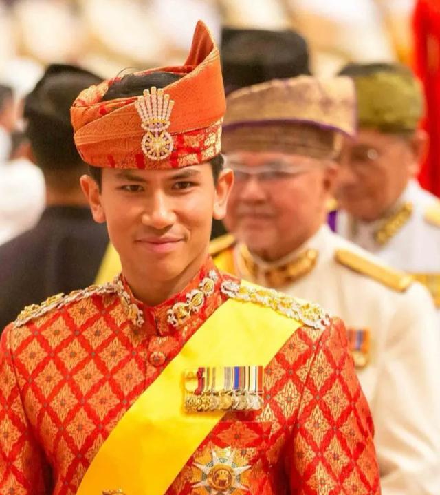 文莱最帅王子大婚,圆脸王妃戴金冠和22个金镯子,比太子妃还漂亮