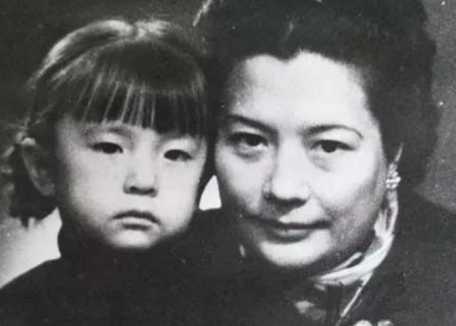 万场演出誉满戏坛,周信芳晚年却子女离散,病危仍被瞒着妻子死讯