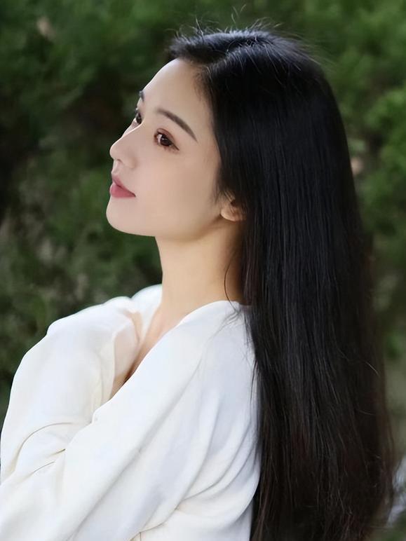 为什么年轻女性喜欢留长发?上了年纪的女人更偏爱短发?