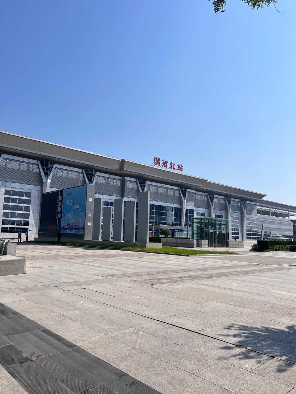 暑假在家里特别的悠闲,突然特别想去旅游,但是到别的