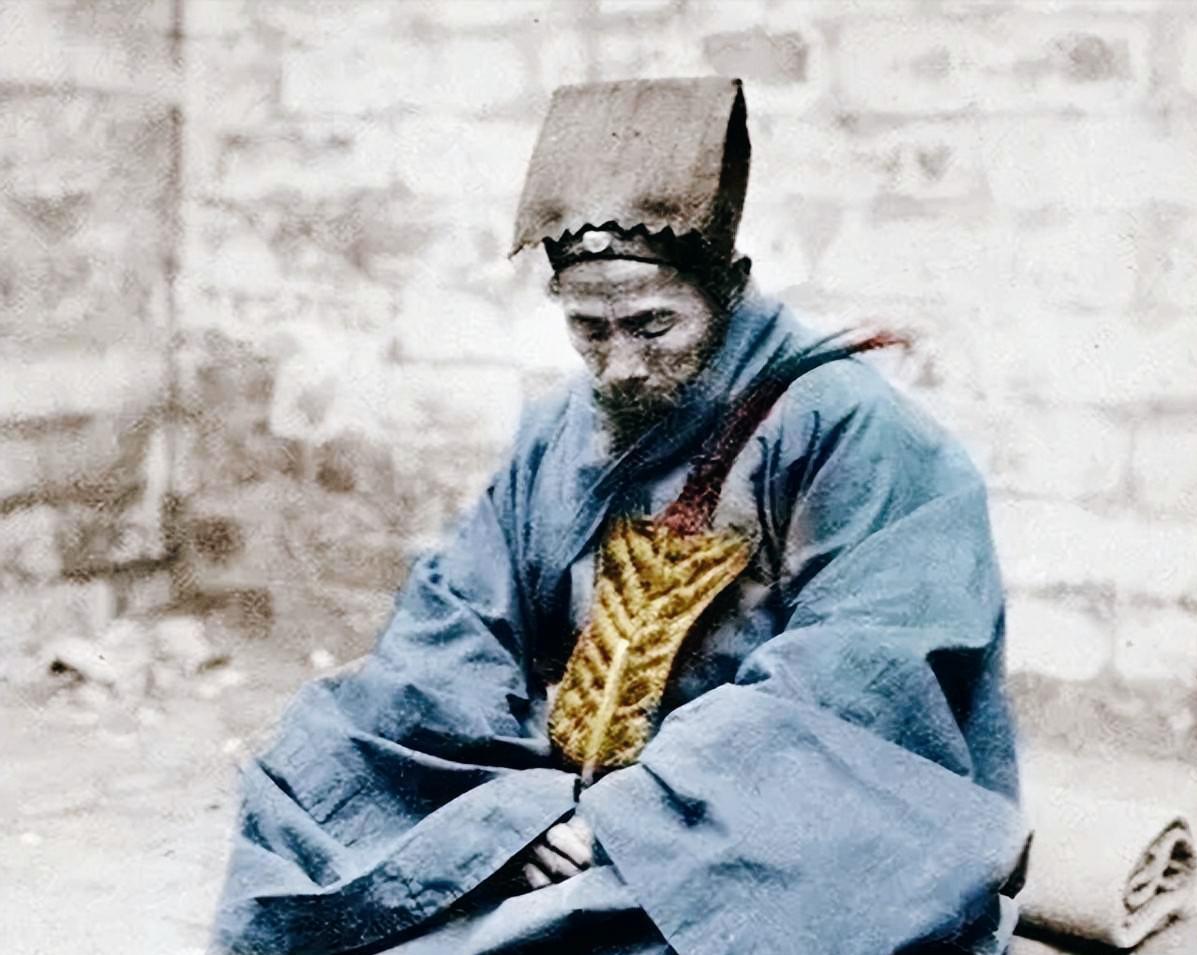 还当着他的面,把一个小道士开膛破腹,只为逼问出"象牙佛"的下落!
