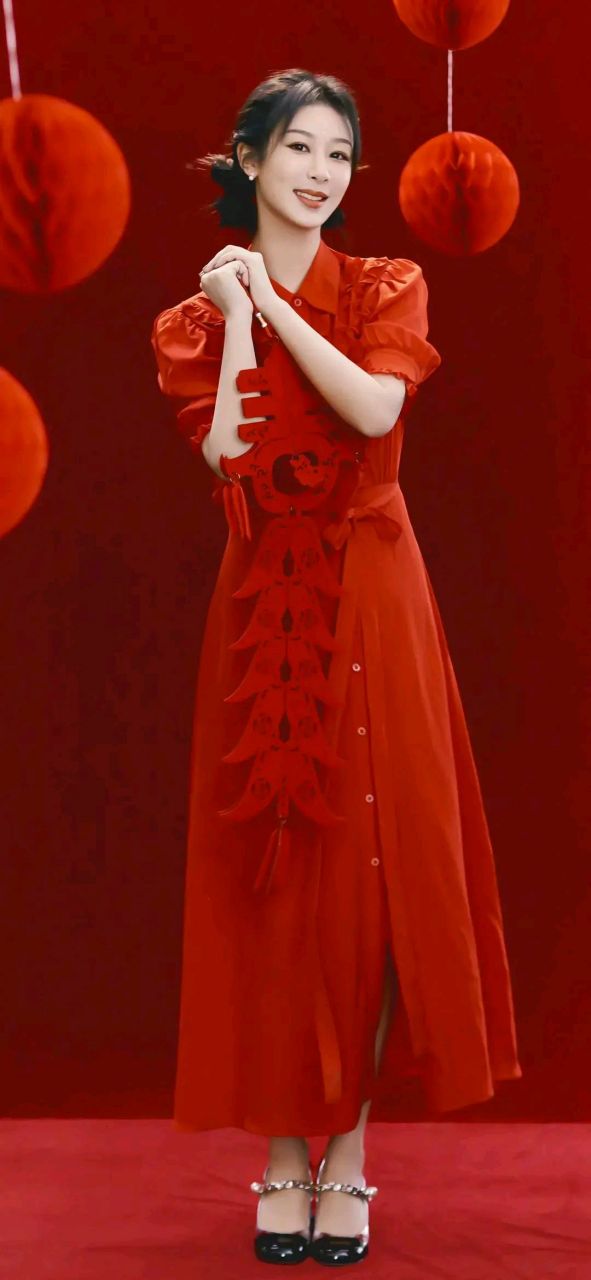 杨紫穿大红色礼服裙造型