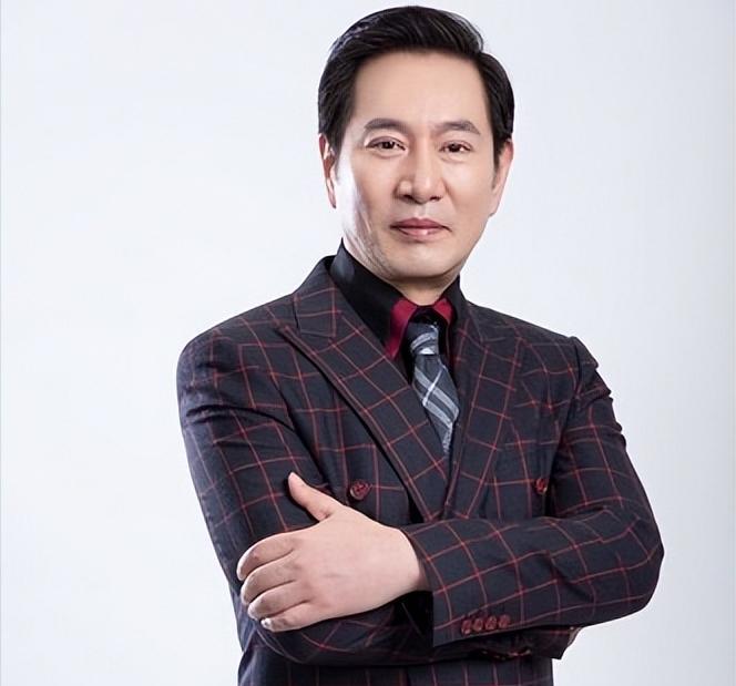 "  53岁的姚刚,身高1米82,浓眉大眼,面庞英俊,走在大街上绝对是一道