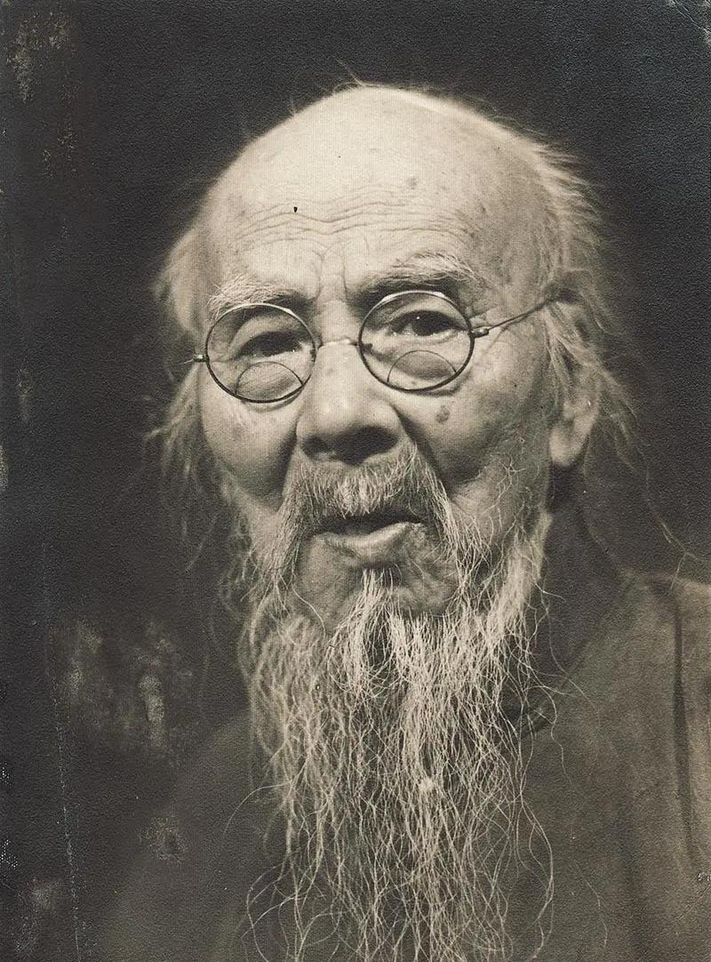 因为给的润笔费太低,齐白石就只简单勾勒后,给人家画了三瓣儿咸鸭蛋.