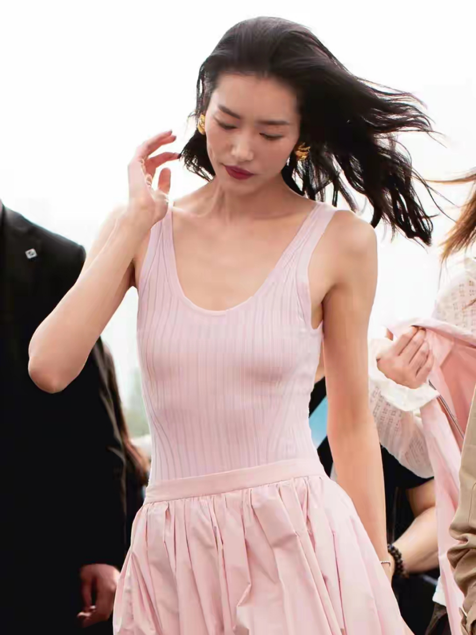 甜美清新,少女感十足  不得不说,刘雯作为国际超模,她这178cm的身高