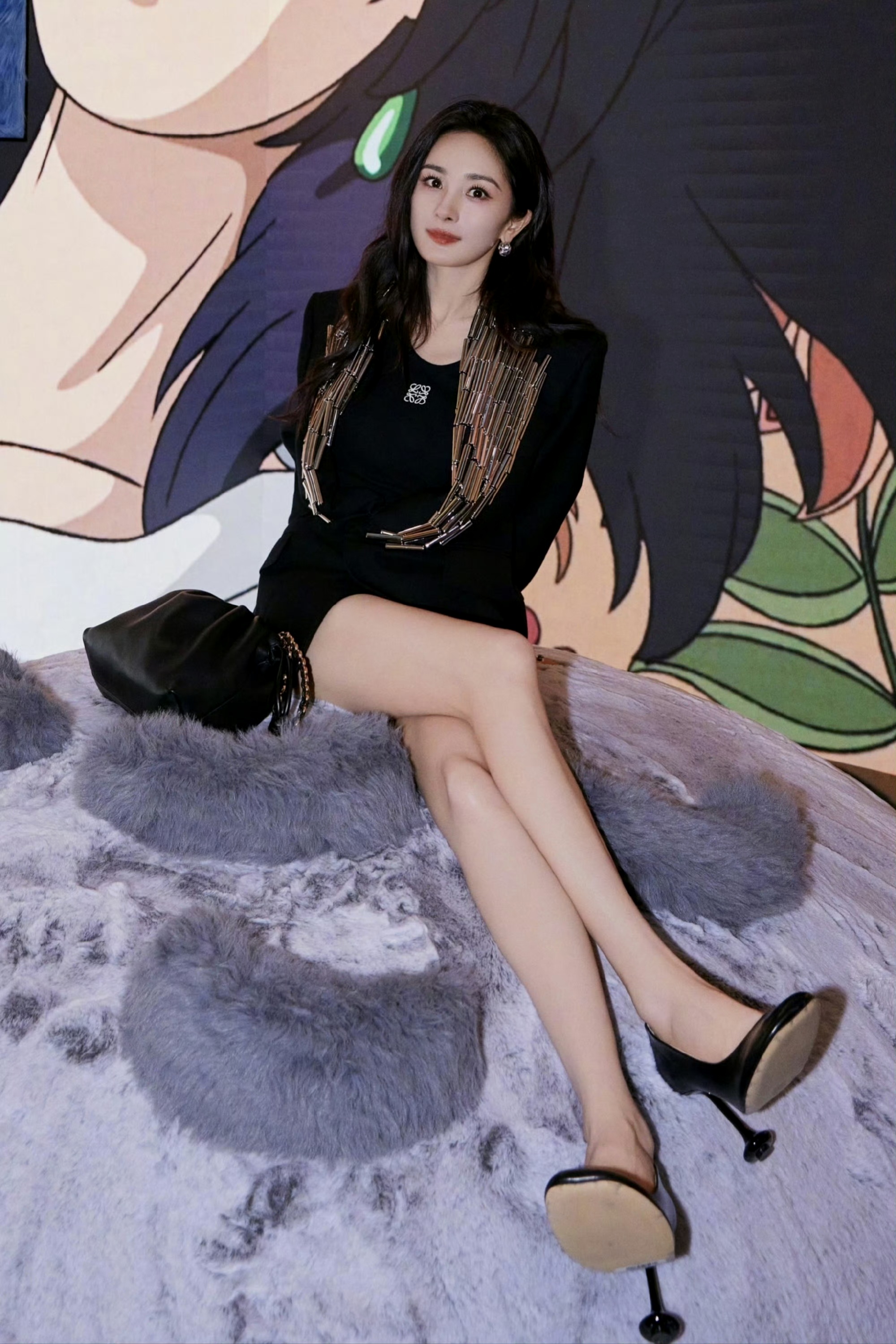 幂姐loewe活动妆造,永远可以相信杨幂的时尚表现力