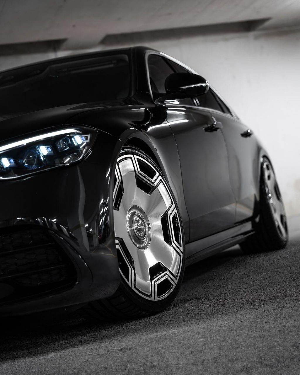 黑武士奔驰s级搭配大饼轮毂,气场与颜值无敌,d级行政轿车天花板