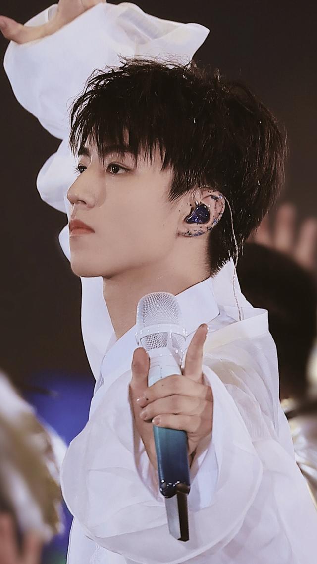 盘点那些戴耳环耳钉的男明星,您觉得戴上是变娘了还是更帅气了?