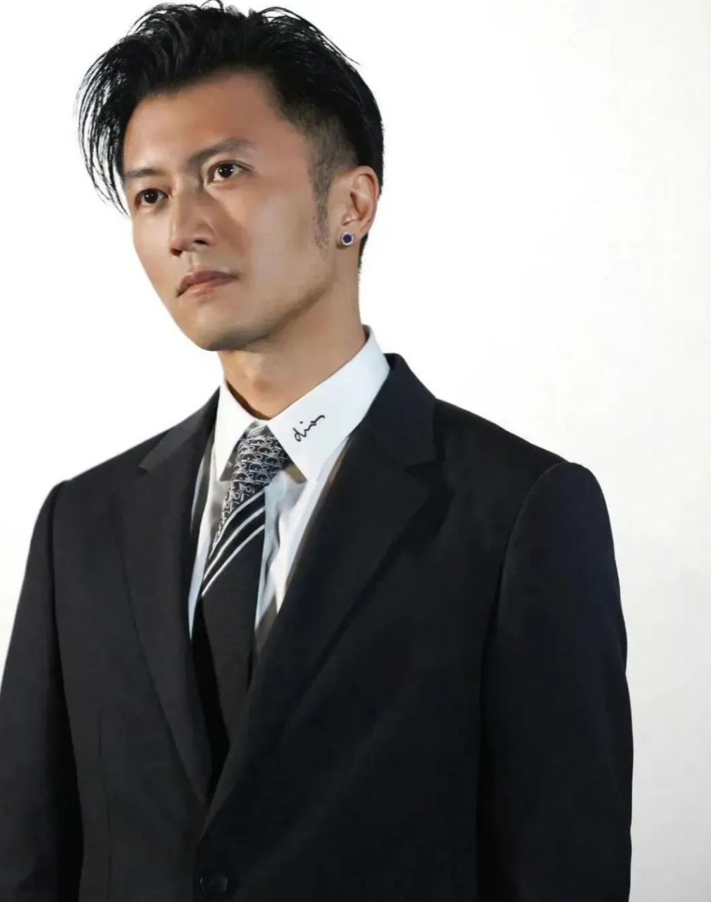 一次,谢贤问谢霆锋:"王菲大你十几岁,你喜欢她什么?