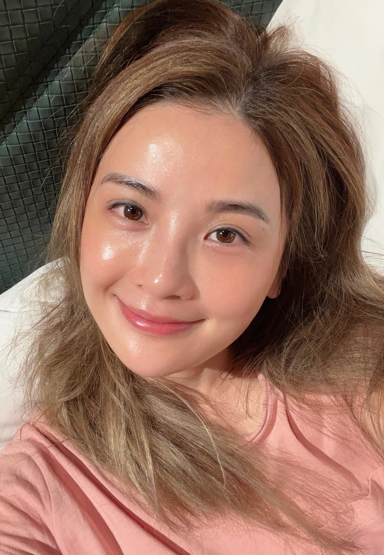 41岁蔡卓妍素颜晒照,好皮肤又嫩又有光泽,与二十年前毫无区别,反而更