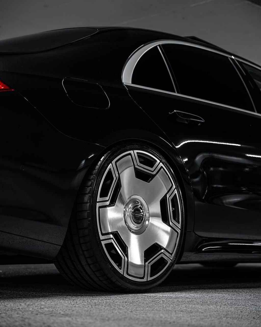 黑武士奔驰s级搭配大饼轮毂,气场与颜值无敌,d级行政轿车天花板