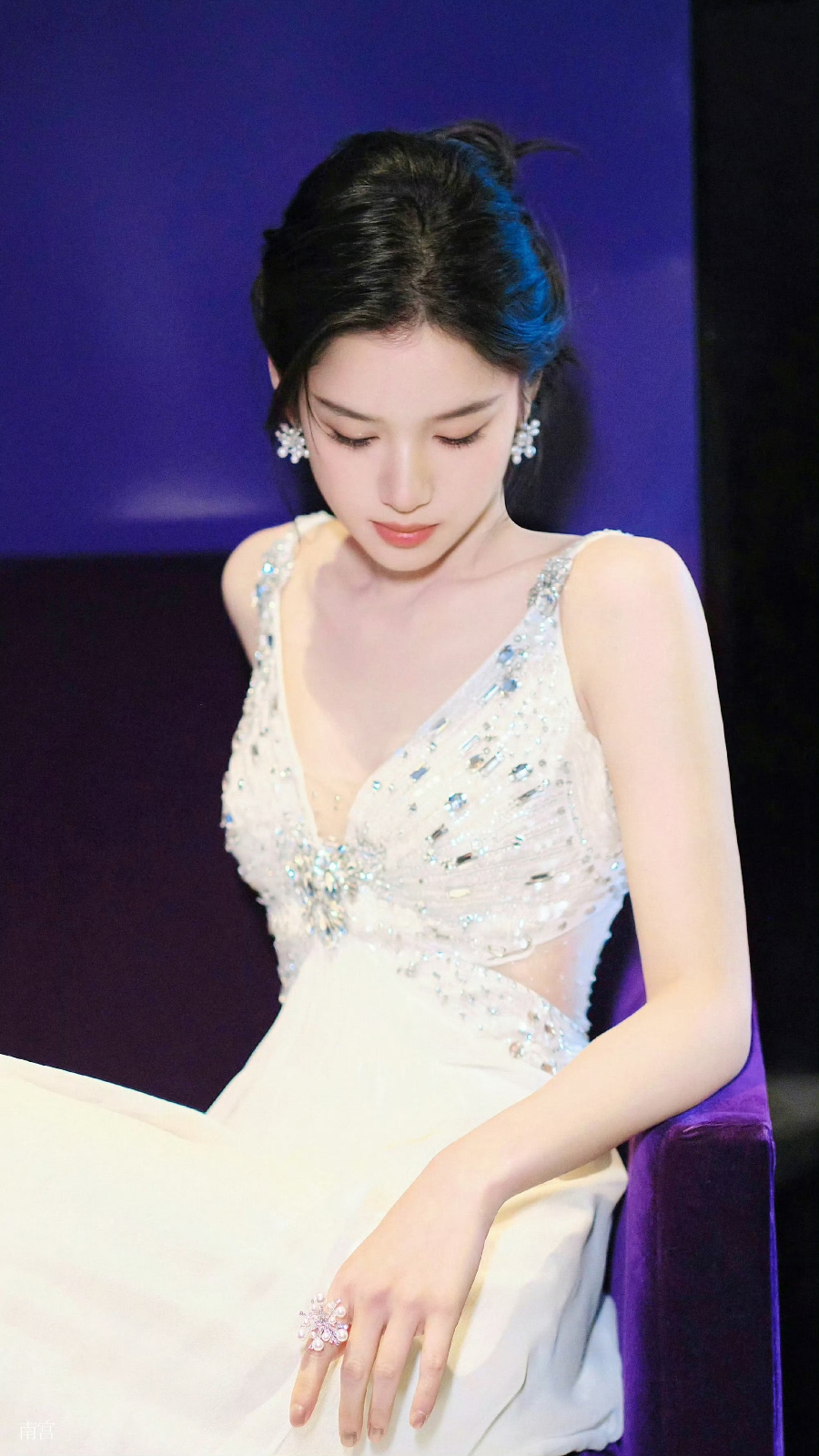 轻盈如梦,张婧仪吊带钻饰v领纱裙写真,白皙香肩微露,婀娜身姿尽显女性