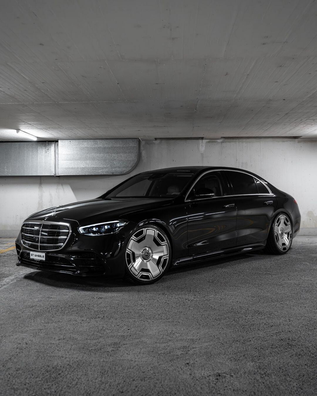 黑武士奔驰s级搭配大饼轮毂,气场与颜值无敌,d级行政轿车天花板